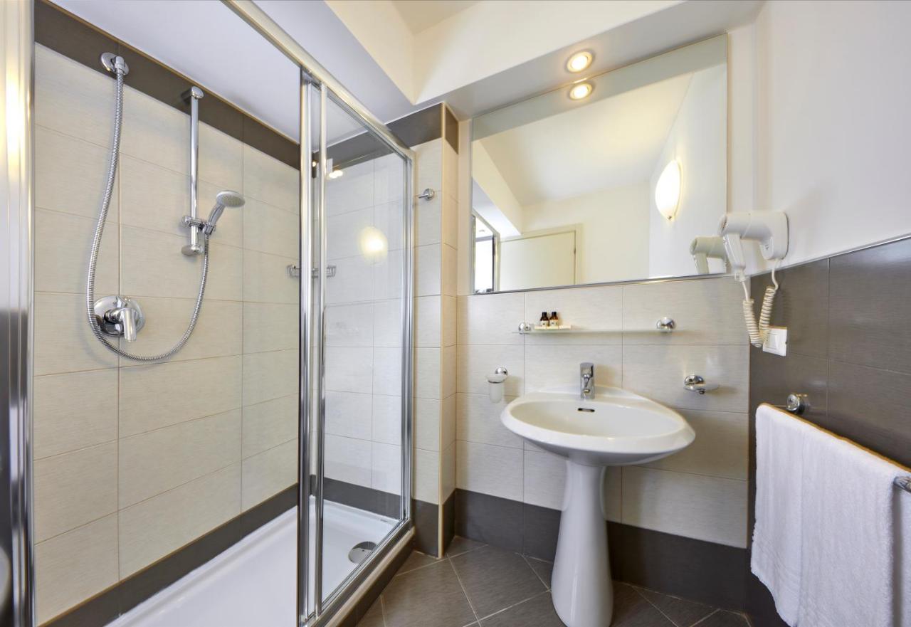 Superior Fitness Double or Twin Room Lake View,1589132696:JPEG